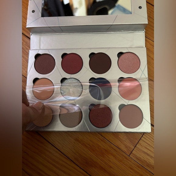 Brand new eyeshadow - Picture 3 of 4